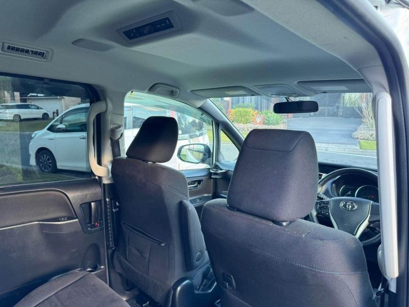 
								Toyota Voxy 2014 Hybrid full									