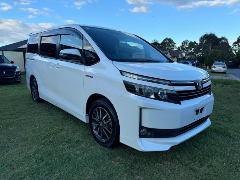 
								Toyota Voxy 2014 Hybrid full									
