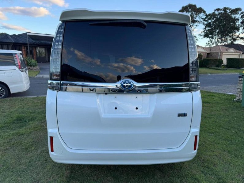 
								Toyota Voxy 2014 Hybrid full									