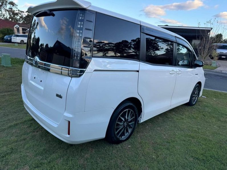 
								Toyota Voxy 2014 Hybrid full									