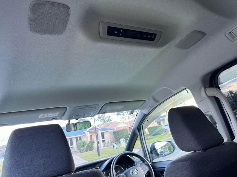 
								Toyota Voxy 2014 Hybrid full									