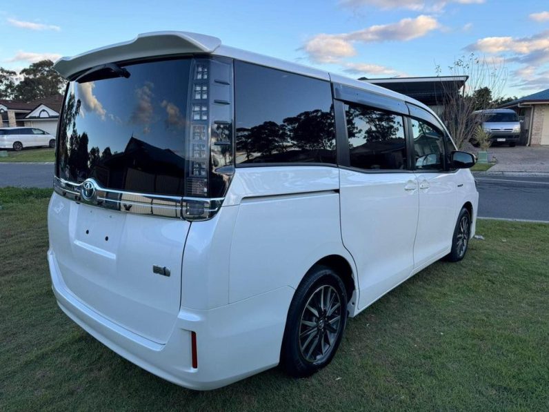 
								Toyota Voxy 2014 Hybrid full									