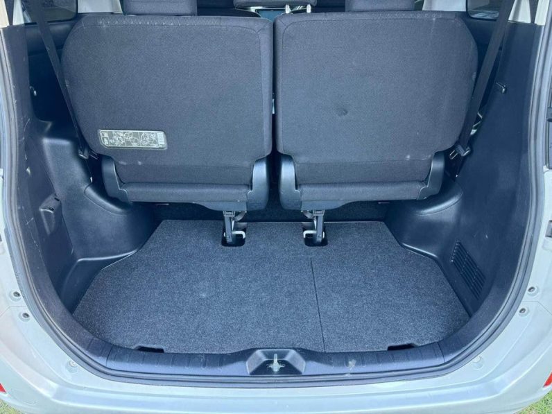 
								Toyota Voxy 2014 Hybrid full									