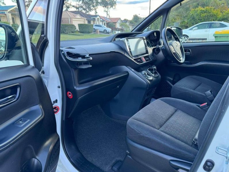 
								Toyota Voxy 2014 Hybrid full									