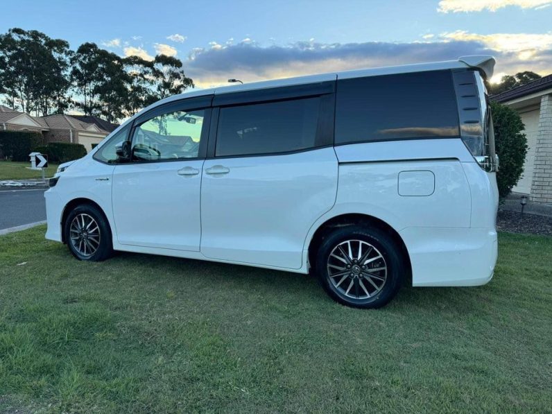 
								Toyota Voxy 2014 Hybrid full									