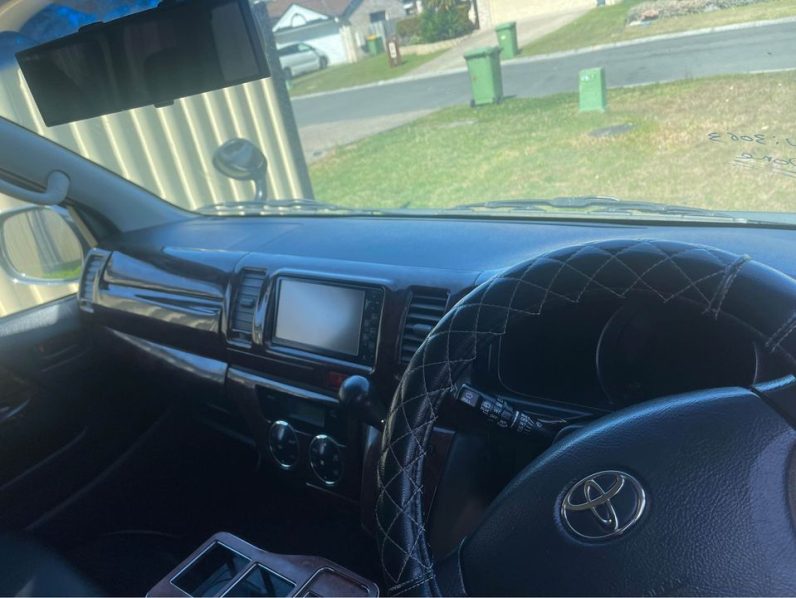 
								Toyota Hiace 2013 Turbo Diesel full									