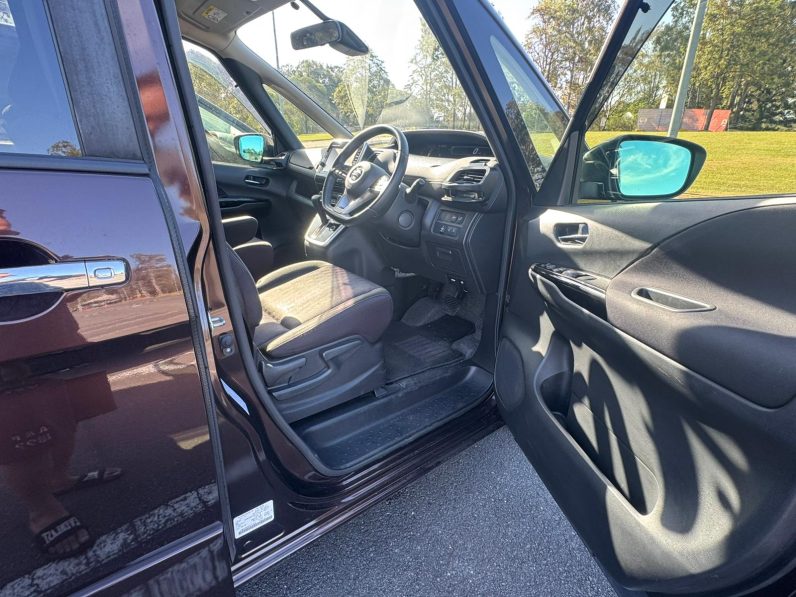 
								Nissan Serena 2017 full									